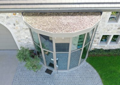 Véranda à toiture blanche arrondie - Châssis Ernst à Liège et Verviers